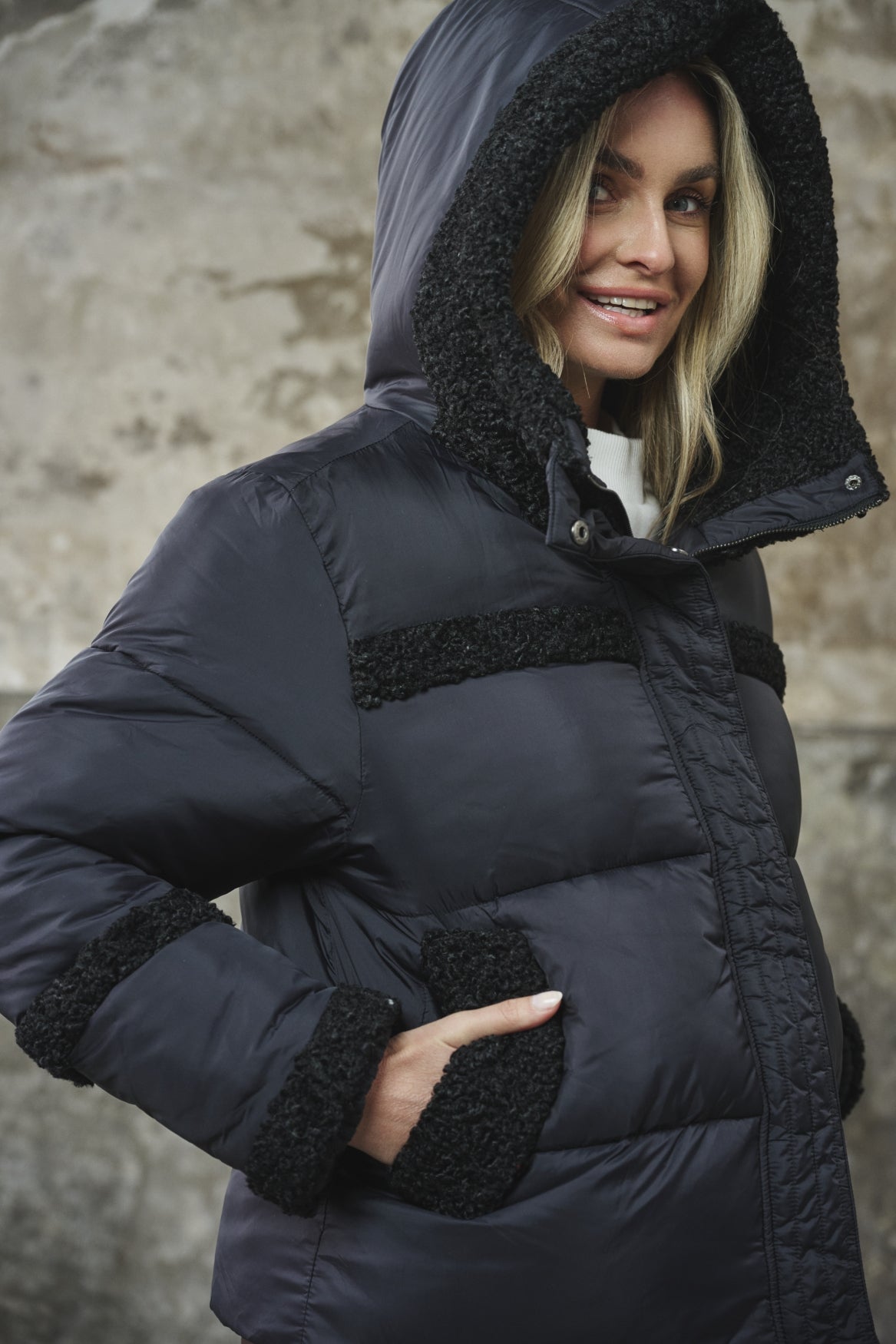 Linda | black